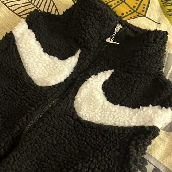 Women’s Nike Sherpa Vest - Picture 2 of 7